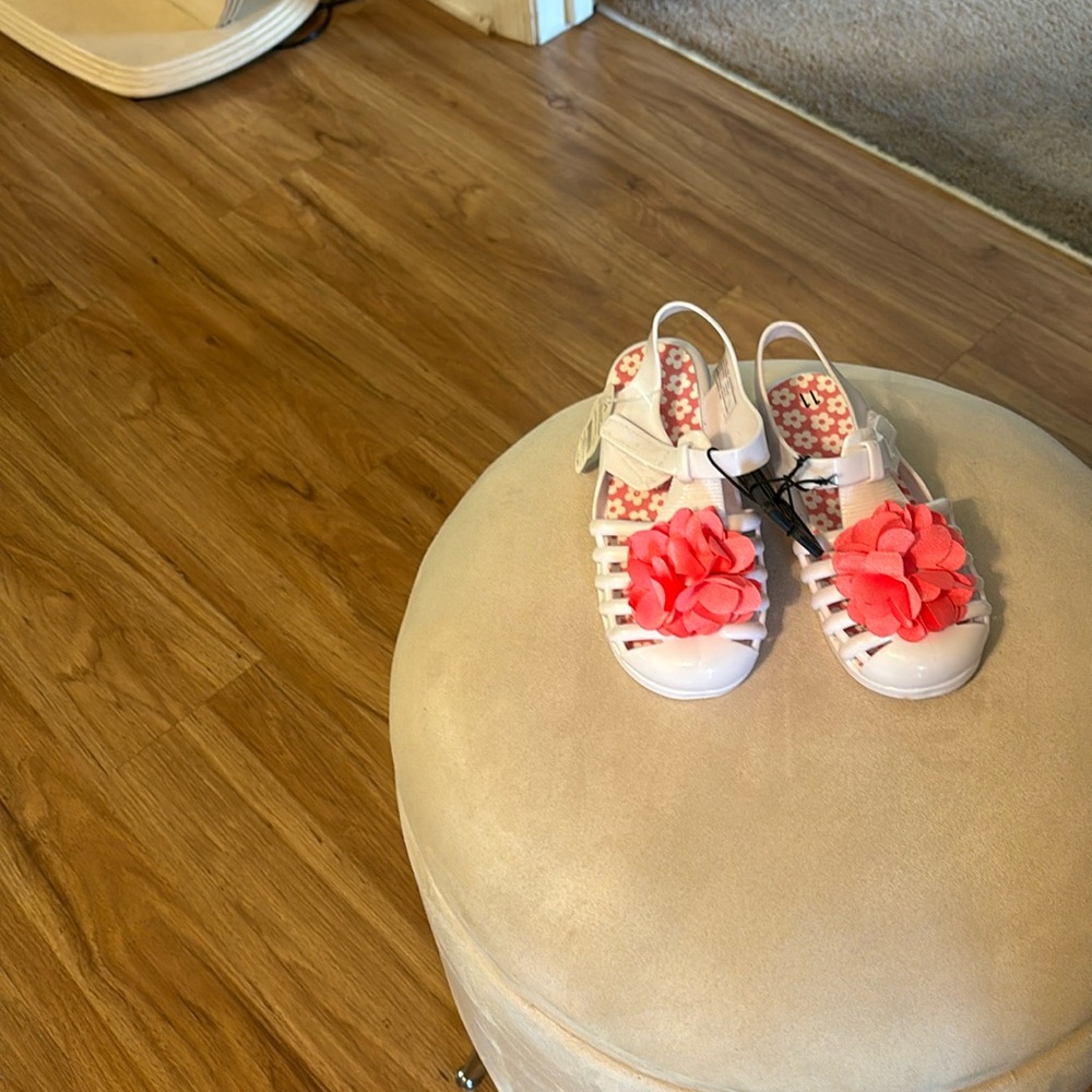 I am selling a pair of size 11 little girl jelly’s with a bow on front